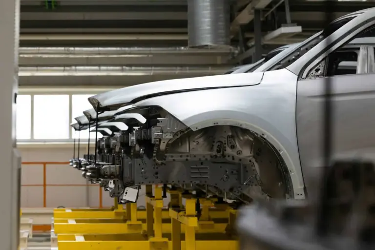 Produktionshalle mit einer Fertigungsstraße für Autos