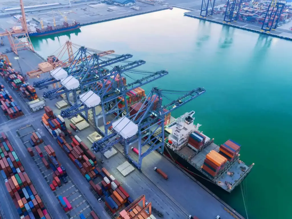 Hafen mit Kränen, die Container auf ein Handels-Schiff verladen