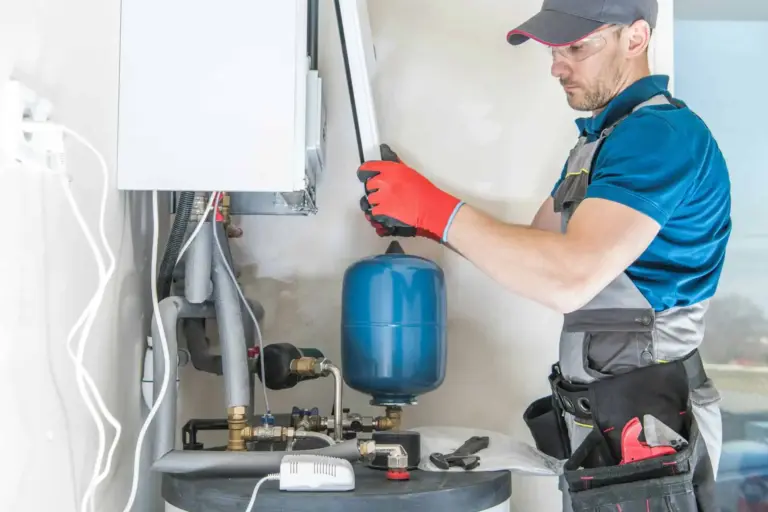 Handwerker, der an einem Boiler arbeitet