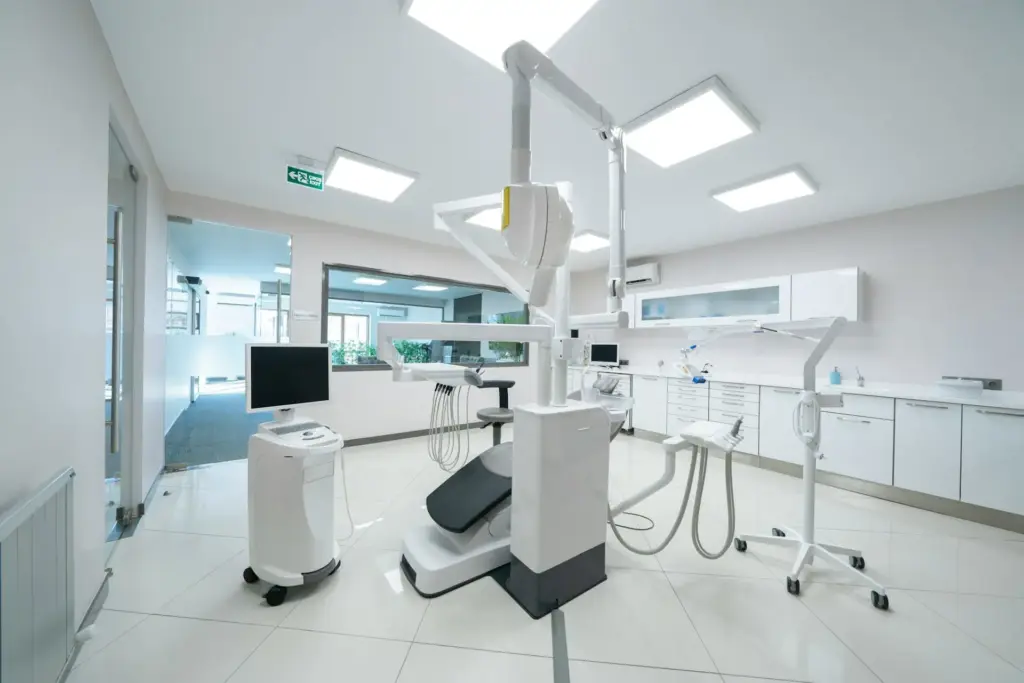 leerer Zahnarzt-Behandlungszimmer mit Medizintechnik und Geräten