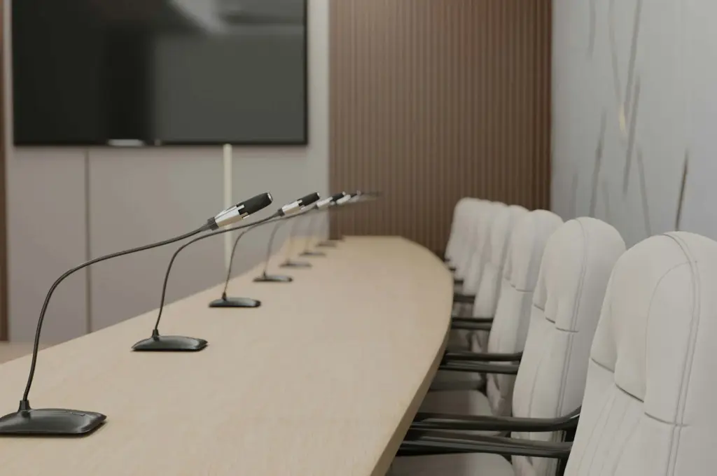 Vereins-Konferenzraum mit leeren Plätzen und Mikrofonen